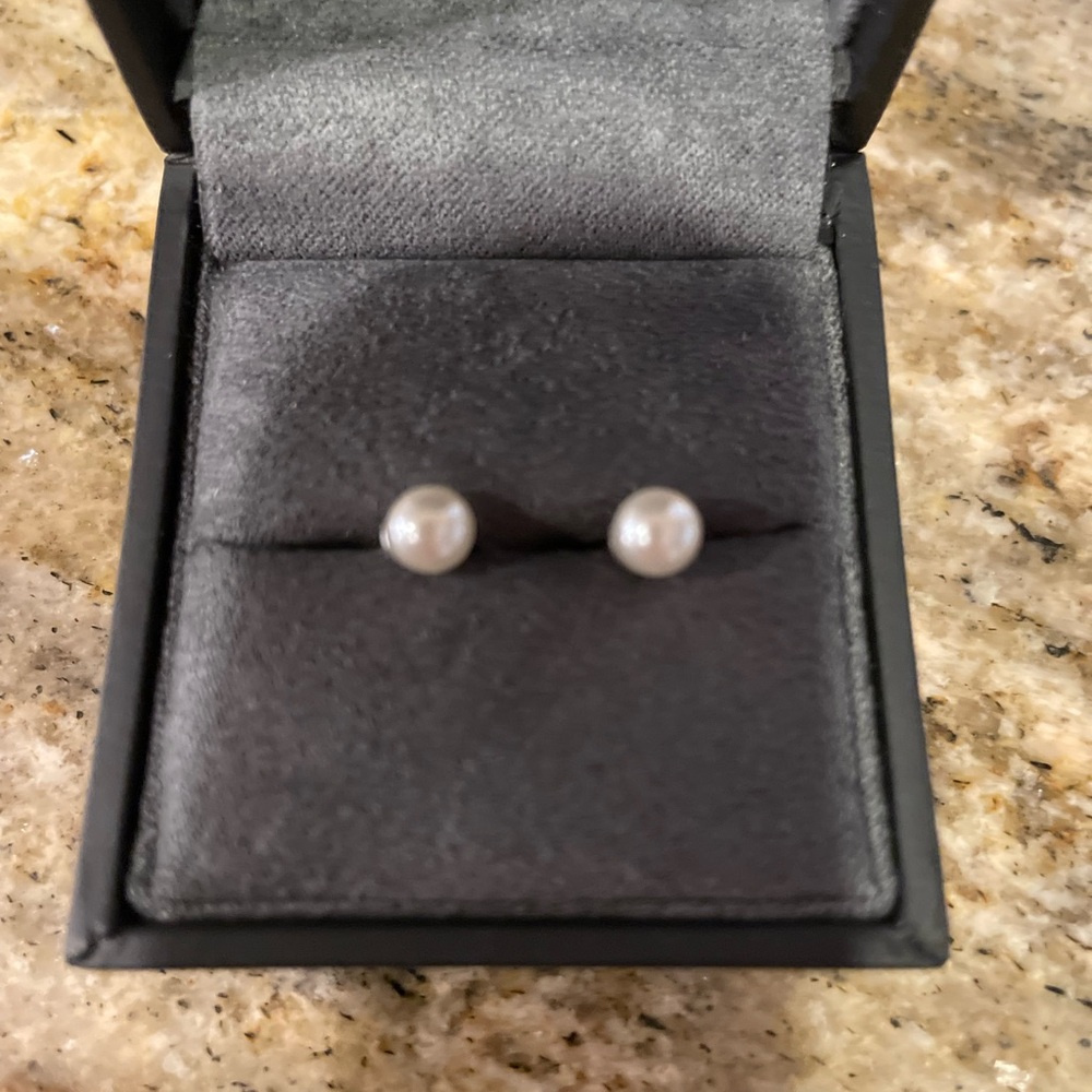 ⭐️NEW Concepts Pierced 4mm Cultured Pearl Earrings - Picture 2 of 4